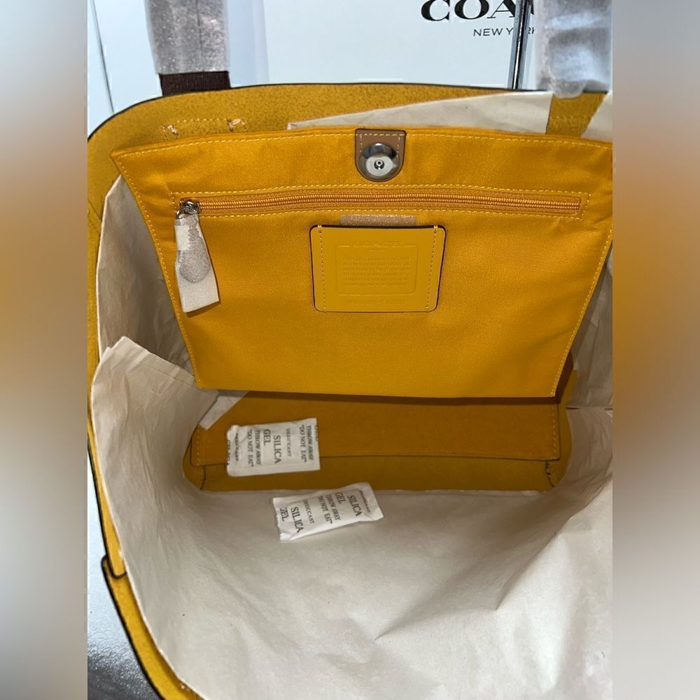 🔥🎁NWT! Coach DERBY Tote Handbag Pebble Leather Latte Msrp:$350.00 - Picture 6 of 9